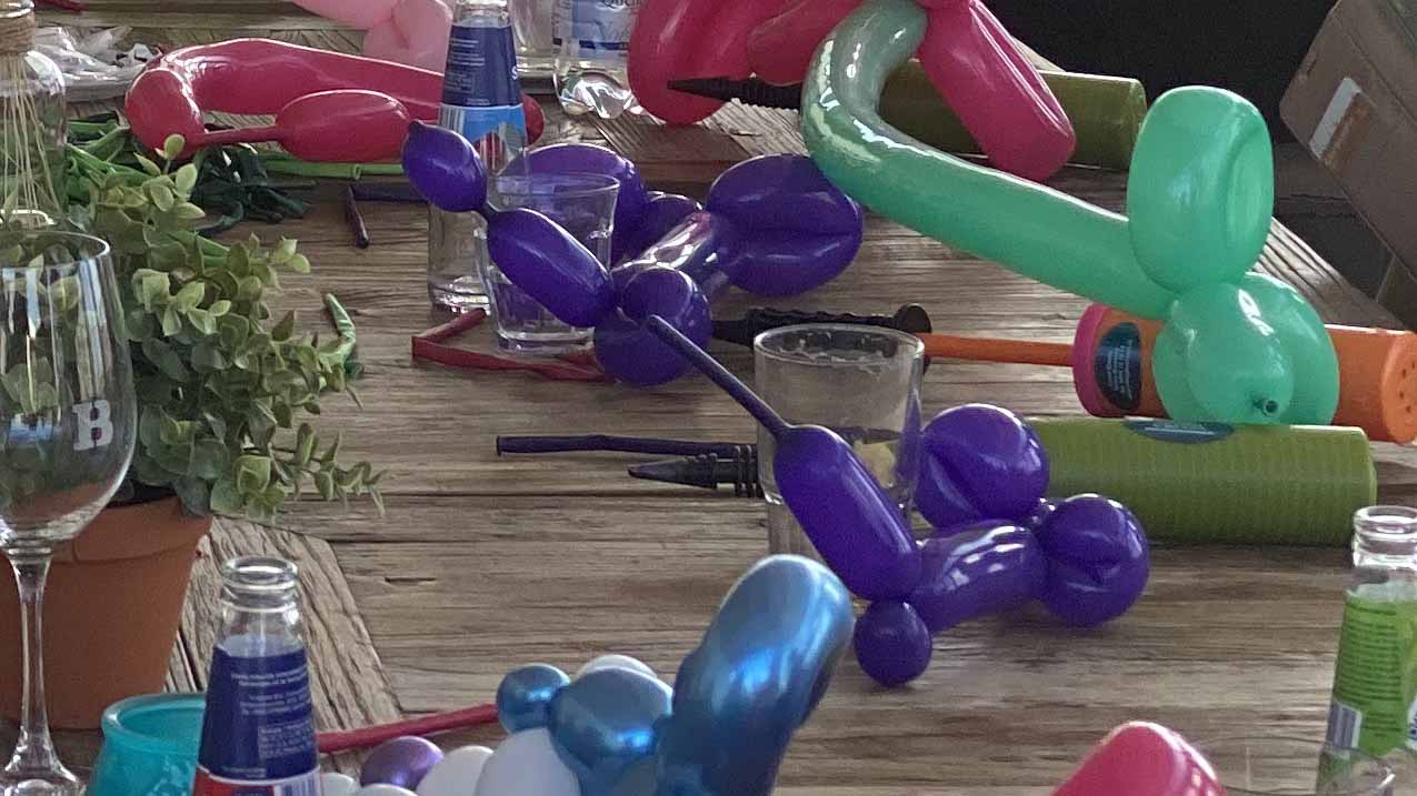 Workshop ballooning Justin Vliegenthart — deelnemers leren ballonkunst