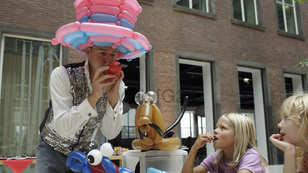 Ballonkunstenaar Justin Vliegenthart in actie