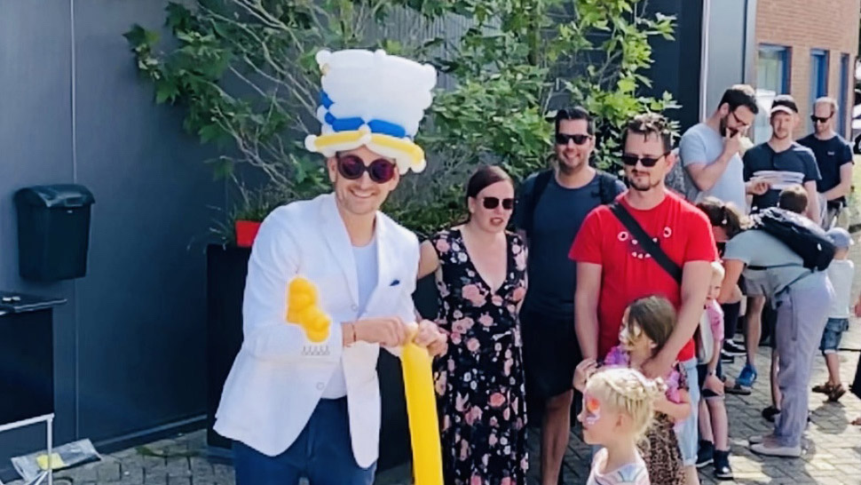 Justin Vliegenthart balloonart op evenement