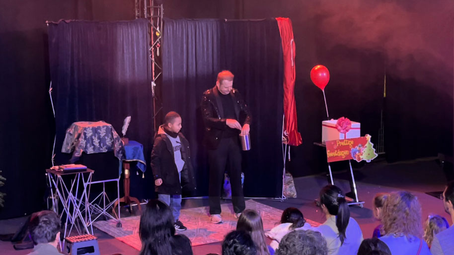 Justin de Verwonderaar tijdens zijn kindershow