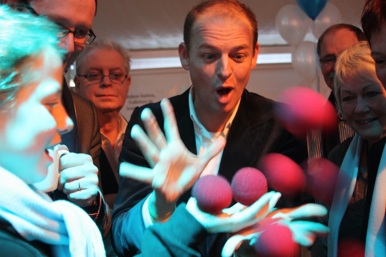 Justin Vliegenthart verbaast publiek met close-up trucs