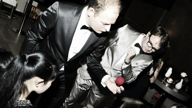 Justin Vliegenthart tafelgoochelen op bedrijfsevenement