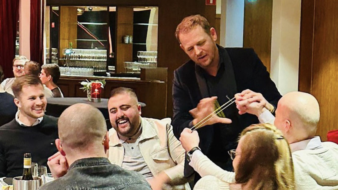 Justin Vliegenthart in actie als tafelgoochelaar