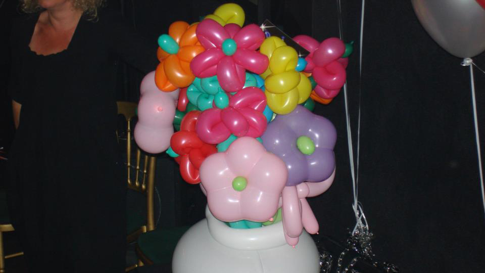 Deelnemers leren ballonnen vouwen bij Martijn Martell