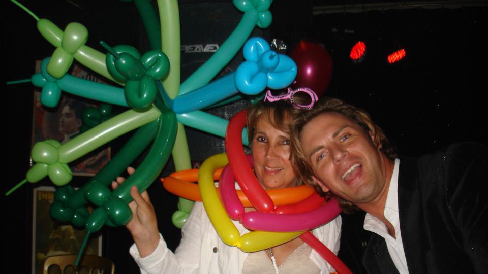 Martijn Martell begeleidt workshop ballonkunst