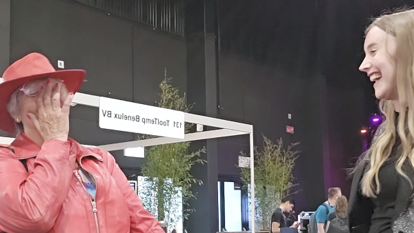Nicky de Jong goochelt op beurs voor publiek