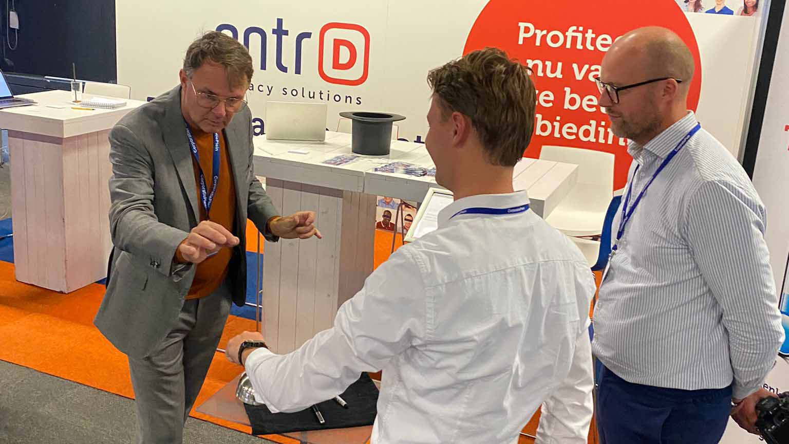 Peter Vogel goochelt op beurs voor publiek