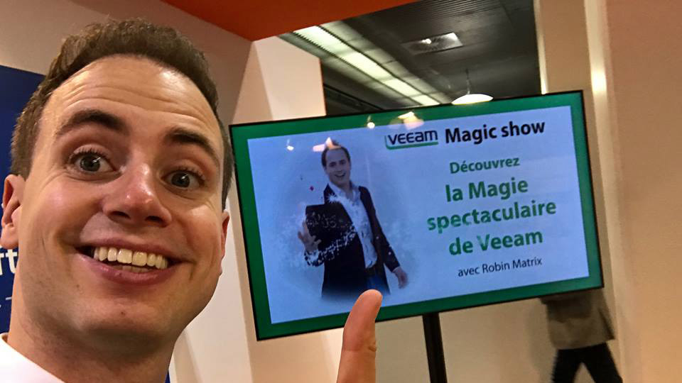 Beursgoochelaar Robin Matrix trekt bezoekers naar stand