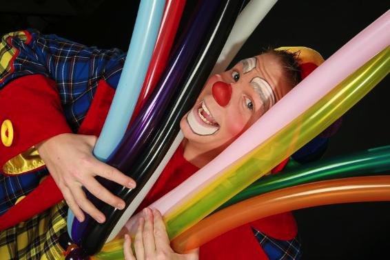Clown Noni kindershow met interactie en ballonnen