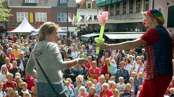 Clown Noni verbaast kinderen met goocheltrucs