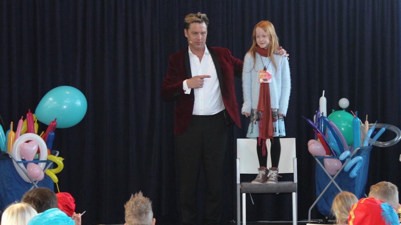 Kindergoochelaar Martijn Martell in actie