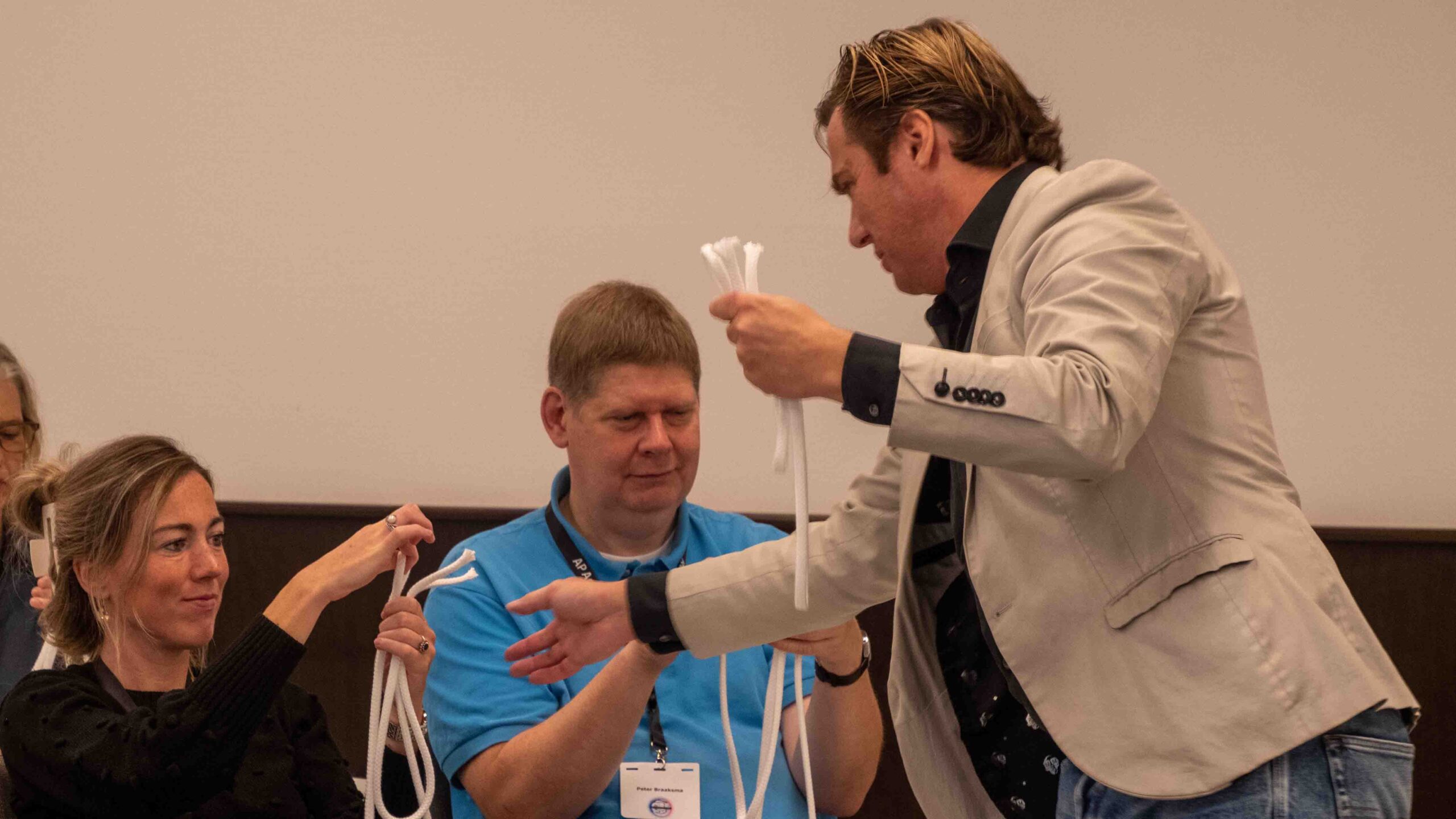 Deelnemers oefenen goochelen tijdens workshop Martijn Martell
