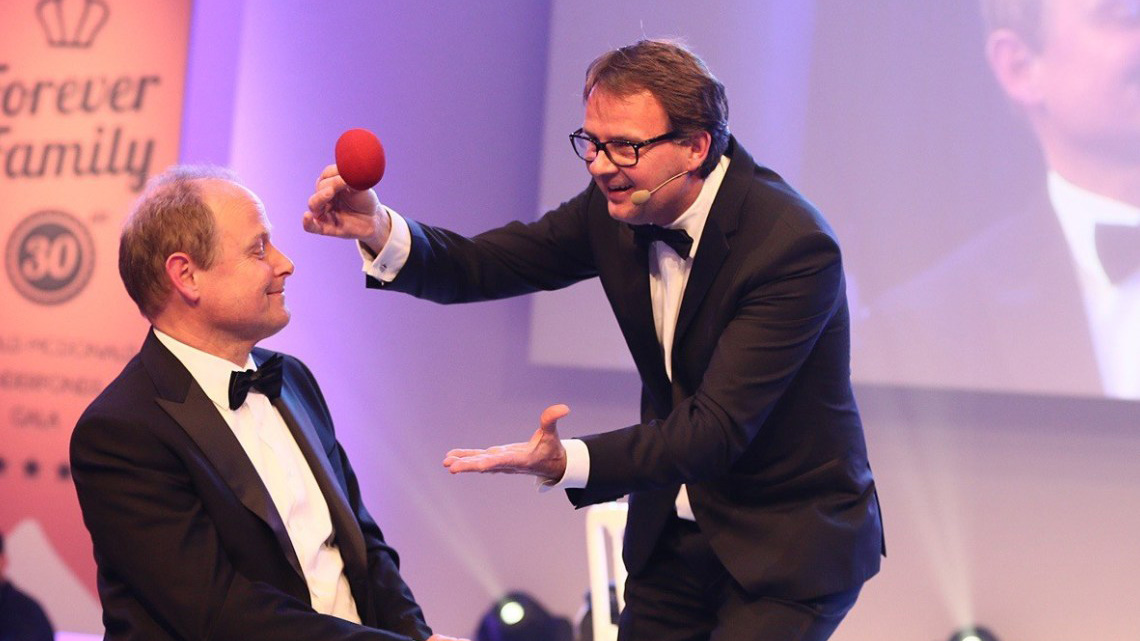 Goochelaar Peter Vogel podiumact op evenement