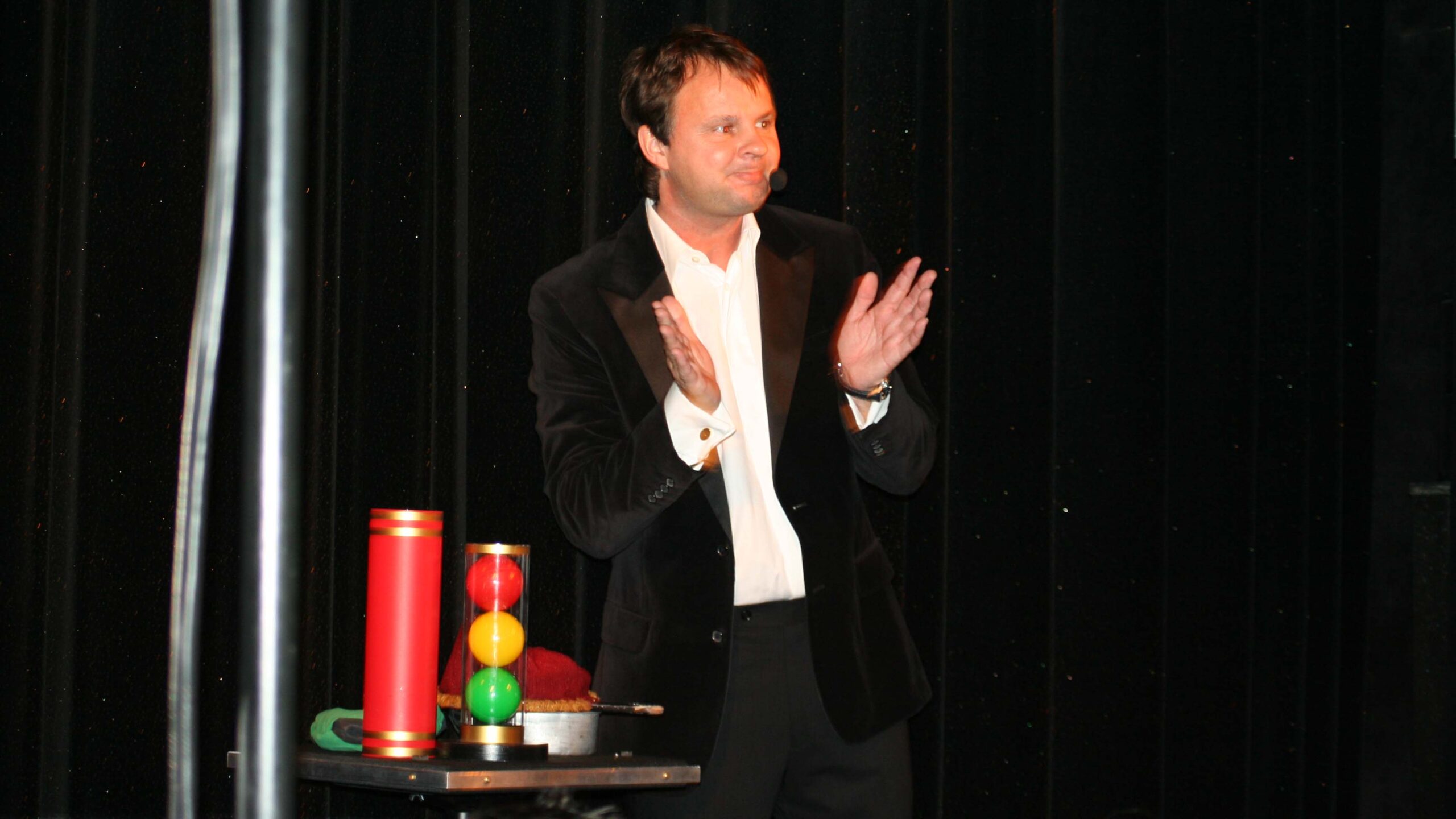 Kindergoochelaar Peter Vogel in actie