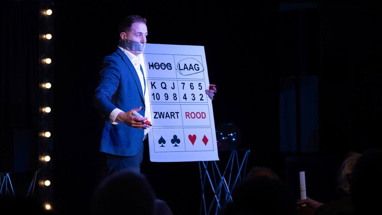 Goochelaar Robin Matrix podiumact op evenement