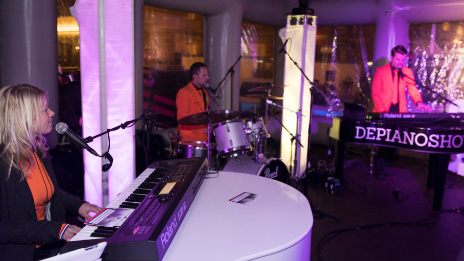 Dueling Pianos twee pianisten en drummer