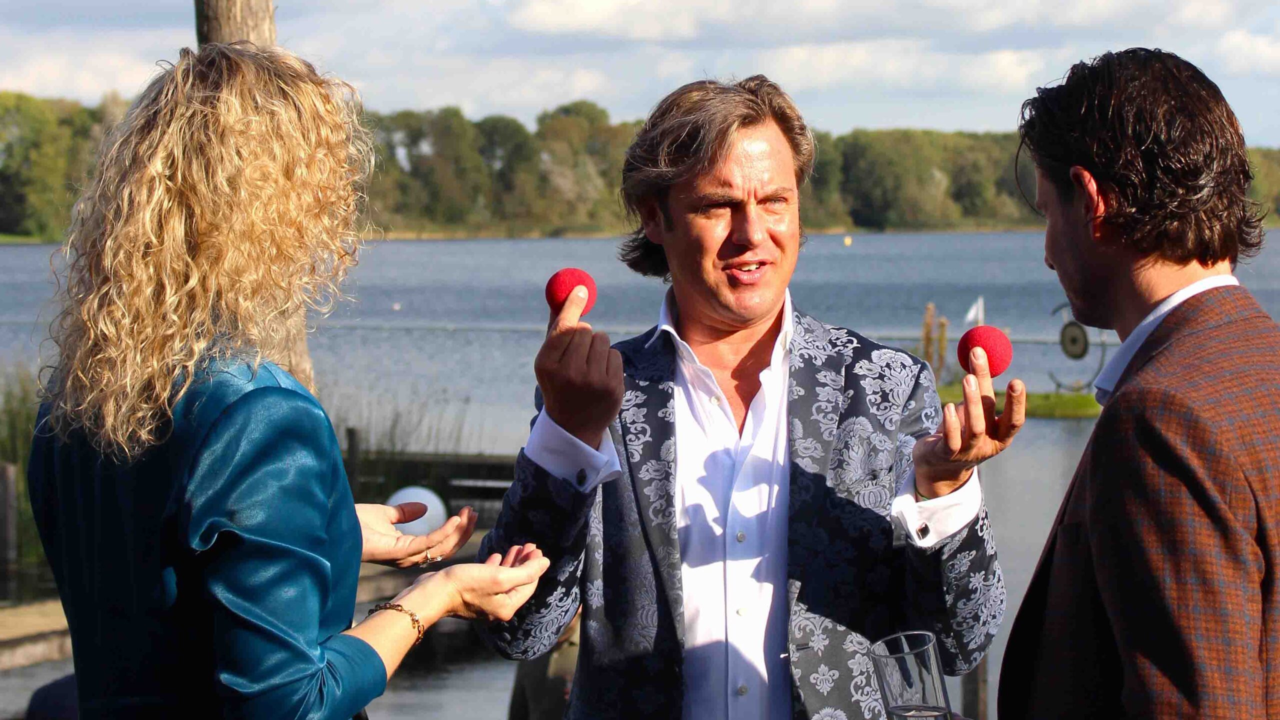 Martijn Martell verbaast gasten met tafelgoochelen