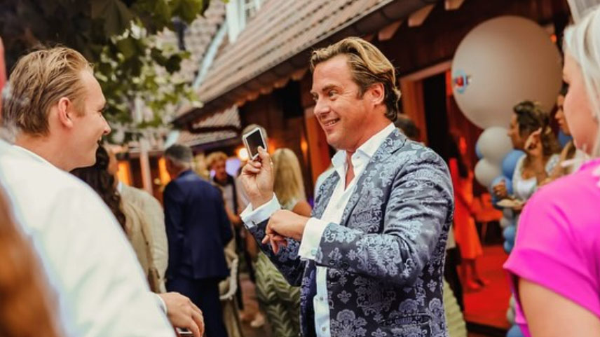 Martijn Martell in actie als tafelgoochelaar