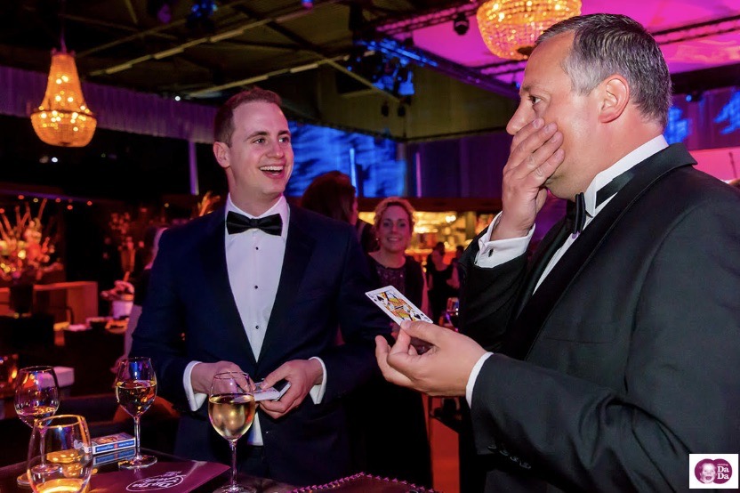 Goochelaar Robin Matrix tafelgoochelen op evenement