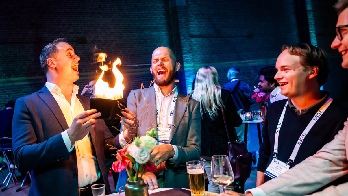 Robin Matrix goochelaar aan het werk op borrel